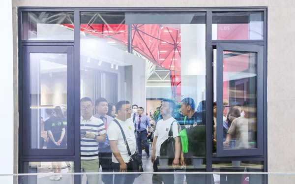 建博会进行时 | 顶固集创门窗邀您共鉴门窗美学新风向，共启门窗集创新时代